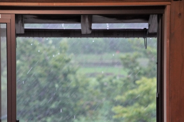 窓まわり・サッシから雨漏りする原因とは?北九州市の強風雨で見落としやすい外壁まわりの劣化
