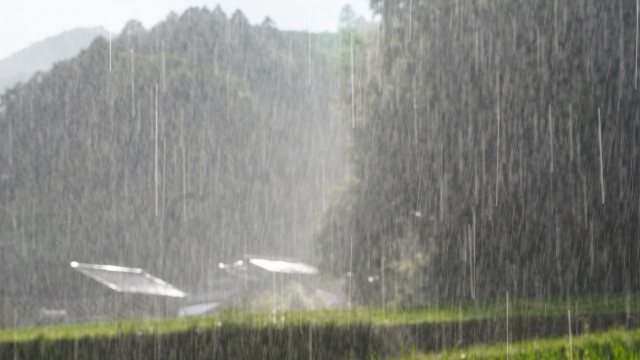 雨漏りで「屋根の葺き替えが必要」と言われたら？北九州市で再診断を受ける判断基準