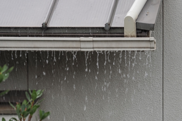雨樋の詰まりや破損で雨漏りする?北九州市で台風前に確認したい排水トラブル
