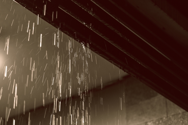北九州市で雨漏りしたらどうする？今すぐできる応急処置と修理を急ぐべき症状を解説